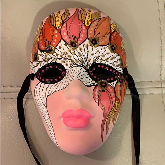 Pink teardrop pink and black wall mask - Picture 2 of 3